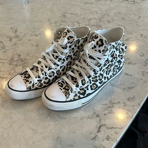Leopard hightop converse women’s size 9!